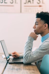 lycéens confus devant la procédure d'orientation scolaire Parcoursup